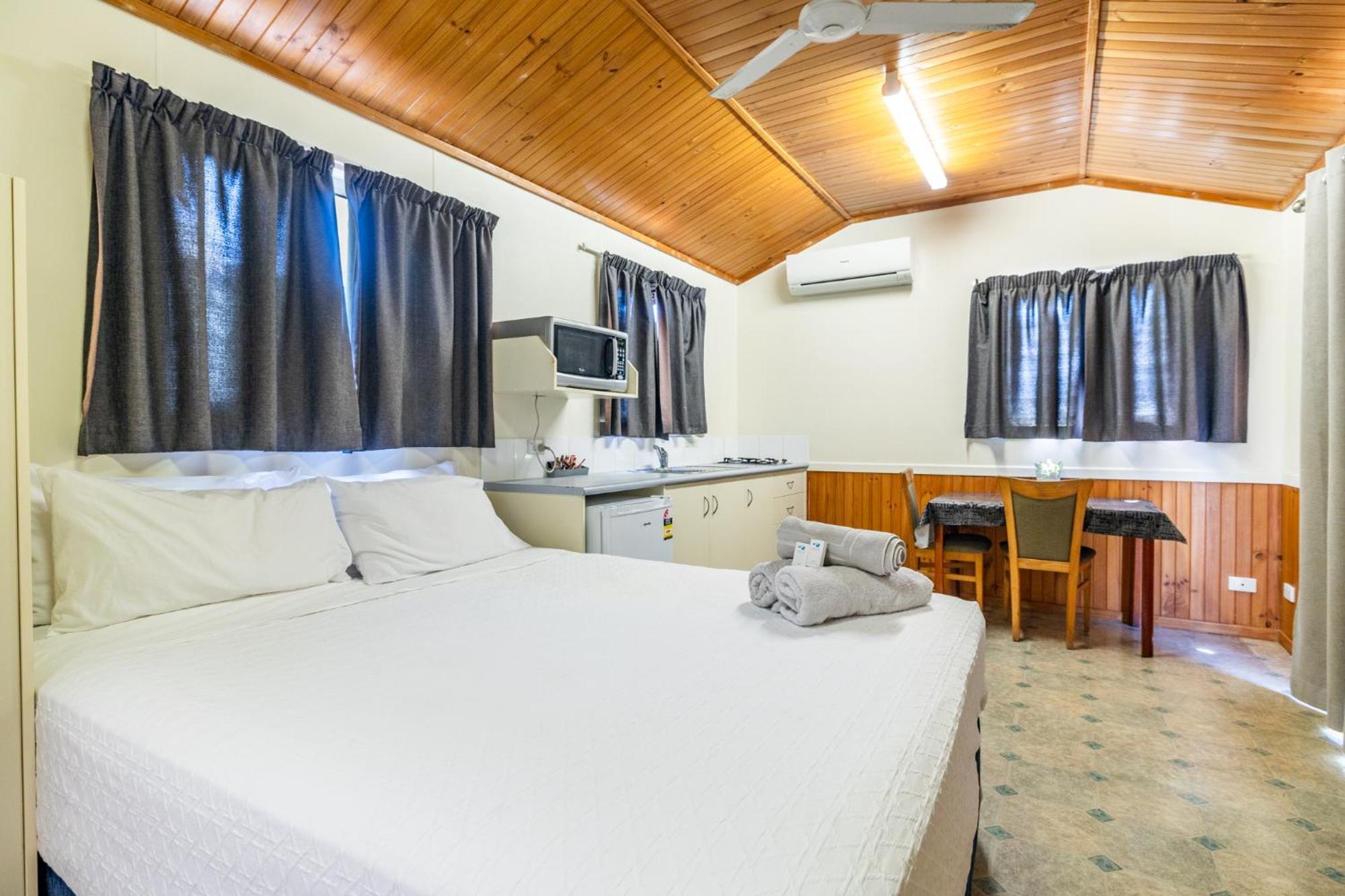 Harbour Lights Tourist Park Hotel Bowen Exterior photo
